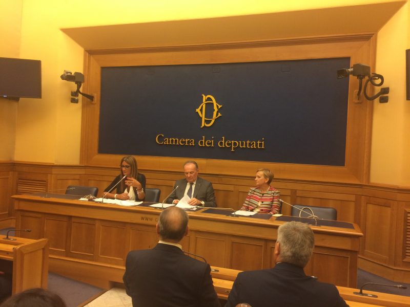 L'On.le Simona Flavia Malpezzi, il presidente Cngegl, Maurizio Savoncelli e l'On.le Manuela Ghizzoni illustrano il testo della proposta di legge alla Camera dei Deputati