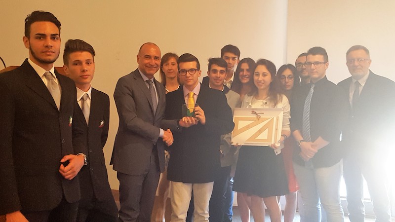Il consigliere Cngegl Marco Nardini premia i vincitori del concorso