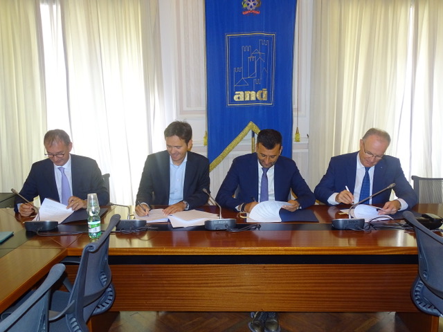 La firma dell'accordo con il presidente dell'Anci Decaro da parte dei referenti Fpc, Cngegl e Cipag.